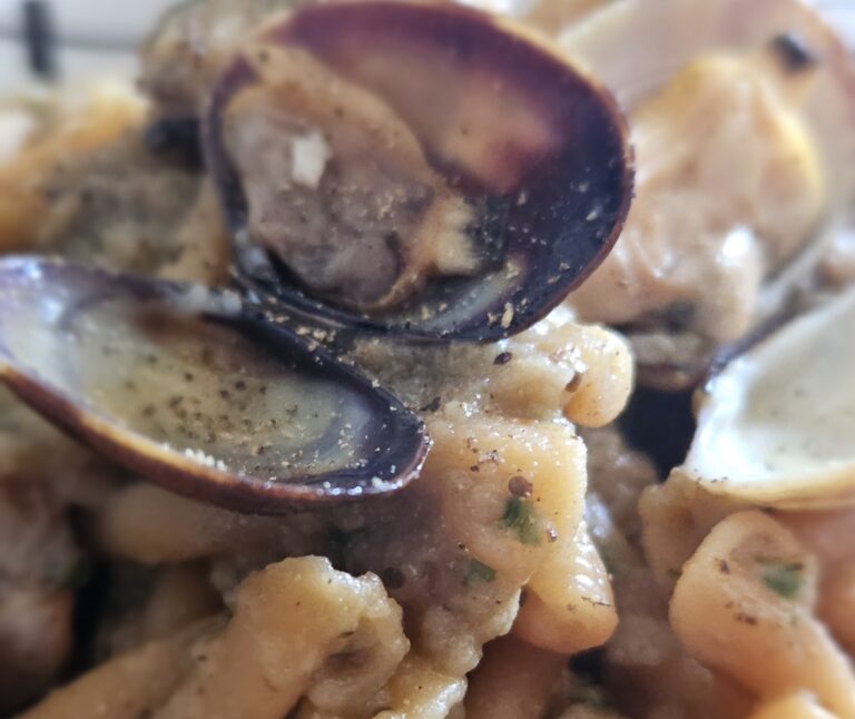 Vongole, melanzane e pasta di ceci: irresistibile